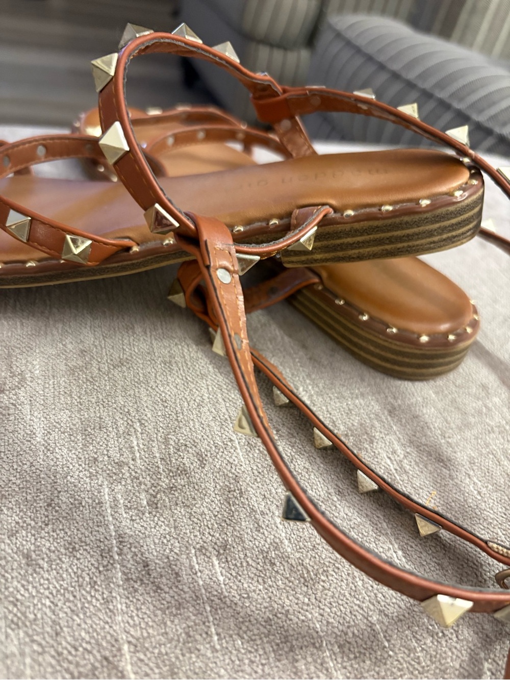 Steve Madden 6.5 tan Studded Leather strappy Flat Sandals